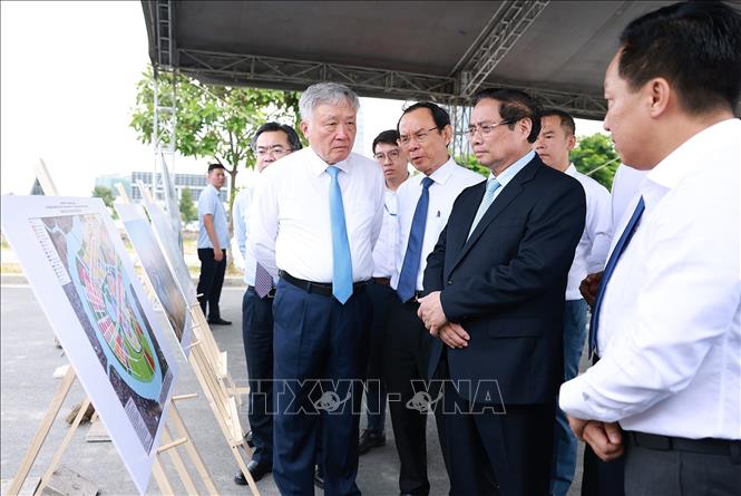 Thủ tướng Phạm Minh Chính xem quy hoạch Trung tâm tài chính quốc tế tại Việt Nam. Ảnh: Dương Giang-TTXVN