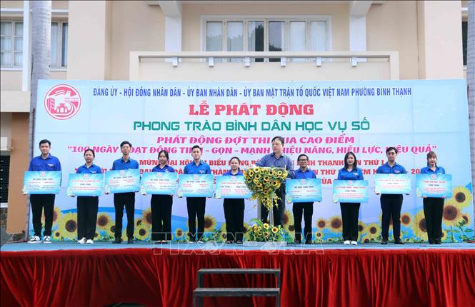Đăng ký các mô hình thi đua trong các đơn vị trực thuộc UBND phường tham gia đợt thi đua cao điểm 100 ngày chào mừng Đại hội Đảng các cấp. Ảnh: Xuân Khu-TTXVN 