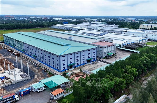 Hệ thống nhà xưởng đầu tư tại Khu công nghiệp Phú An Thạnh, xã Bến Lức, tỉnh Tây Ninh. Ảnh: Hồng Đạt - TTXVN

