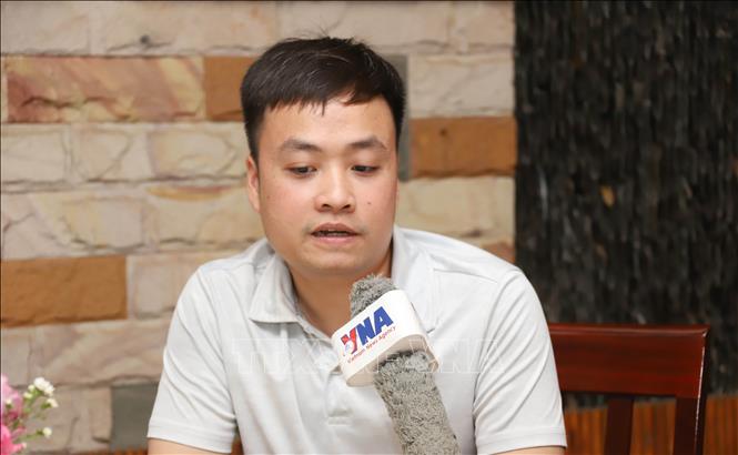 Anh Trần Viết Thanh Phong, chắt ngoại bà Nguyễn Thị Nương kể về việc gia đình dạy con cháu giữ gìn truyền thống Việt. Ảnh: Xuân Tú - PV TTXVN tại Lào