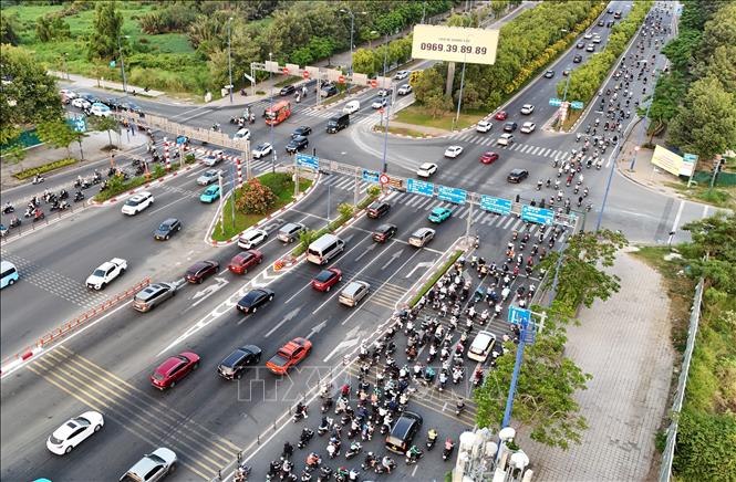 Ôtô, xe máy lưu thông trên đại lộ Mai Chí Thọ, đoạn qua khu đô thị Sala, phường An Khánh, Thành phố Hồ Chí Minh. Ảnh: Hồng Đạt - TTXVN
