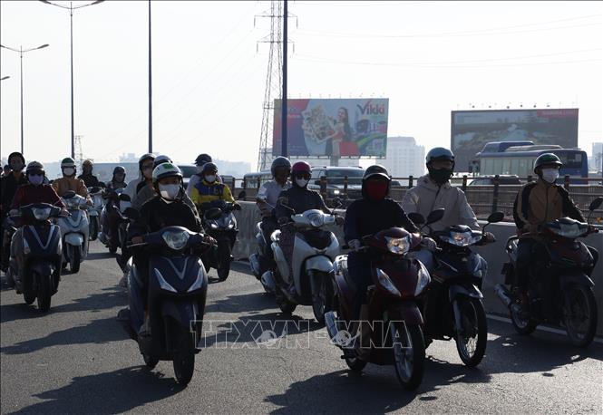 Xe máy lưu thông giờ cao điểm trên cầu Sài Gòn hướng vào trung tâm Thành phố Hồ Chí Minh. Ảnh: Hồng Đạt - TTXVN
