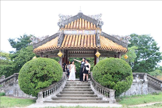 Nhiều du khách tham quan trong Đại Nội Huế. Ảnh: Nguyên Lý-TTXVN
