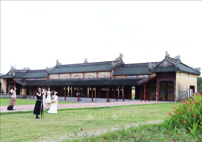Nhiều du khách tham quan trong Đại Nội Huế. Ảnh: Nguyên Lý-TTXVN