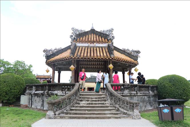 Nhiều du khách tham quan trong Đại Nội Huế. Ảnh: Nguyên Lý-TTXVN