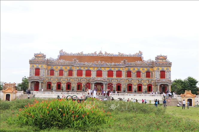 Nhiều du khách tham quan trong Đại Nội Huế. Ảnh: Nguyên Lý-TTXVN