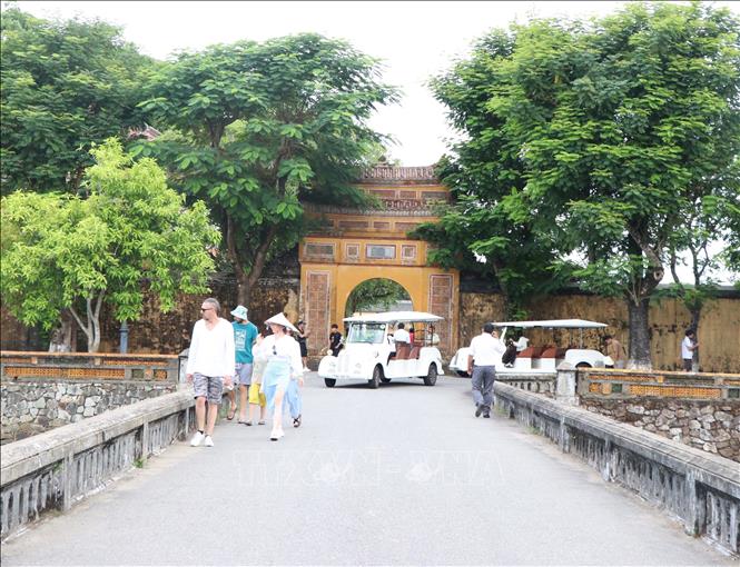Nhiều du khách tham quan  Đại Nội Huế. Ảnh: Nguyên Lý-TTXVN