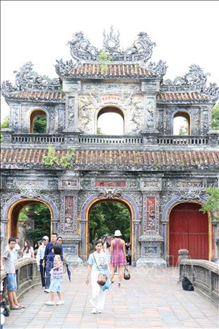 Nhiều du khách tham quan Đại Nội Huế. Ảnh: Nguyên Lý-TTXVN