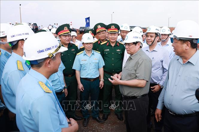 Thủ tướng Phạm Minh Chính kiểm tra tiến độ thi công dự án sân bay Long Thành. Ảnh: Dương Giang-TTXVN
