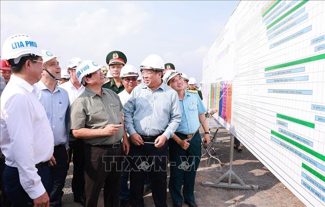 Thủ tướng Phạm Minh Chính kiểm tra tiến độ thi công Dự án Cảng hàng không quốc tế Long Thành. Ảnh: Dương Giang-TTXVN
