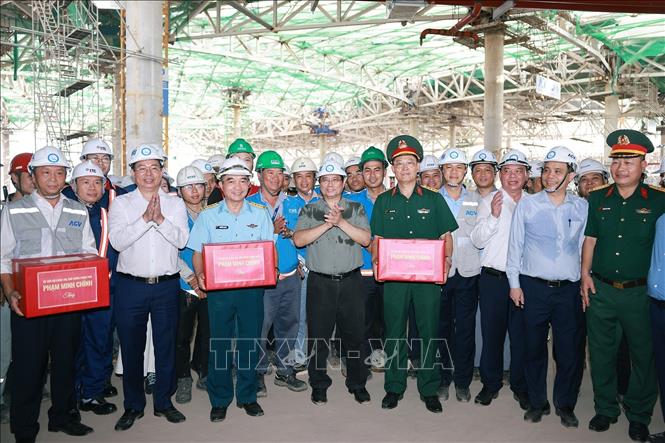 Thủ tướng Phạm Minh Chính tặng quà các đơn vị thi công Cảng hàng không quốc tế Long Thành. Ảnh: Dương Giang-TTXVN
