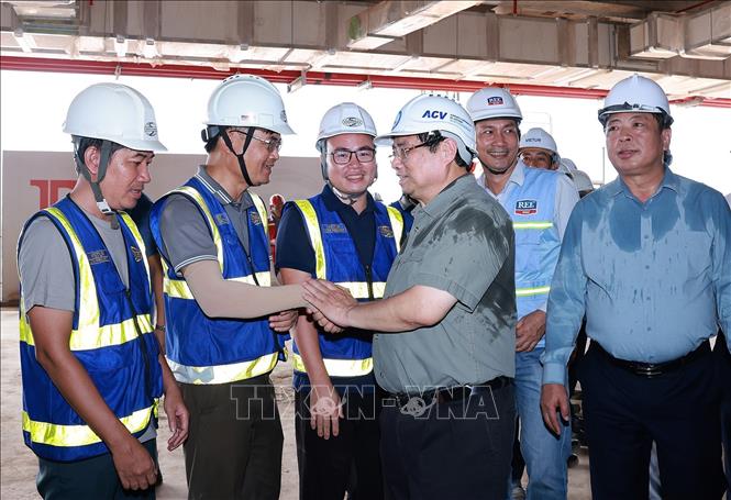 Thủ tướng Phạm Minh Chính động viên các đơn vị thi công Dự án Cảng hàng không quốc tế Long Thành. Ảnh: Dương Giang-TTXVN
