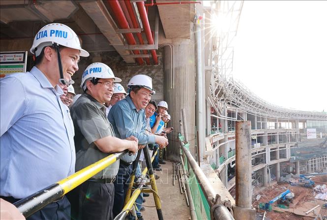 Thủ tướng Phạm Minh Chính kiểm tra tiến độ thi công Dự án Cảng hàng không quốc tế Long Thành. Ảnh: Dương Giang-TTXVN
