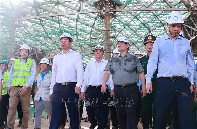 Thủ tướng Phạm Minh Chính kiểm tra tiến độ thi công Dự án Cảng hàng không quốc tế Long Thành. Ảnh: Dương Giang-TTXVN
