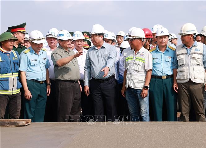 Thủ tướng Phạm Minh Chính kiểm tra tiến độ thi công đường cất, hạ cánh sân bay Long Thành. Ảnh: Dương Giang-TTXVN
