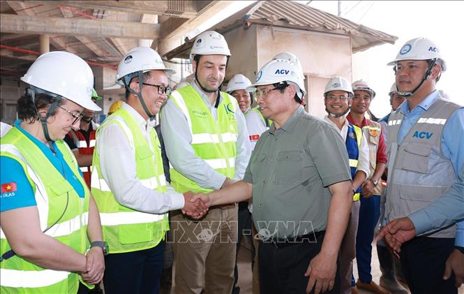 Thủ tướng Phạm Minh Chính với đại diện các đơn vị thi công Dự án Cảng hàng không quốc tế Long Thành. Ảnh: Dương Giang-TTXVN
