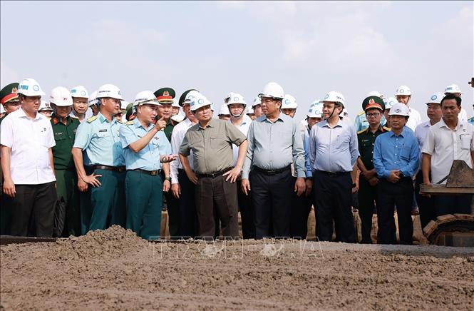 Thủ tướng Phạm Minh Chính kiểm tra tiến độ thi công đường cất, hạ cánh của sân bay Long Thành. Ảnh: Dương Giang-TTXVN
