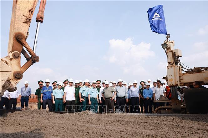 Thủ tướng Phạm Minh Chính kiểm tra tiến độ thi công đường cất, hạ cánh của sân bay Long Thành. Ảnh: Dương Giang-TTXVN
