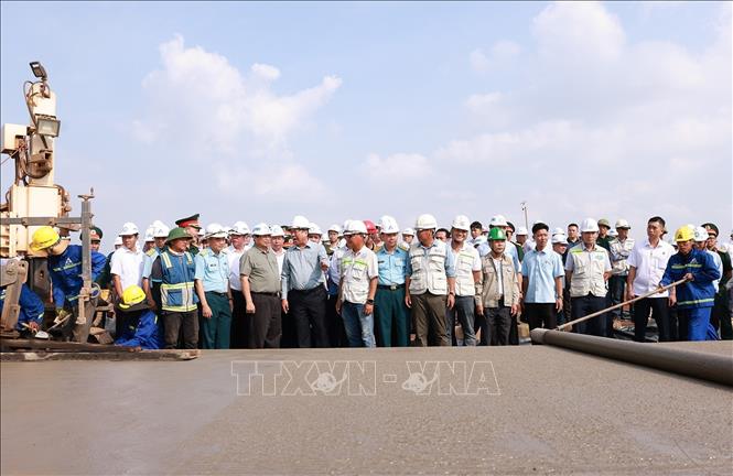 Thủ tướng Phạm Minh Chính kiểm tra tiến độ thi công Dự án Cảng hàng không quốc tế Long Thành. Ảnh: Dương Giang-TTXVN
