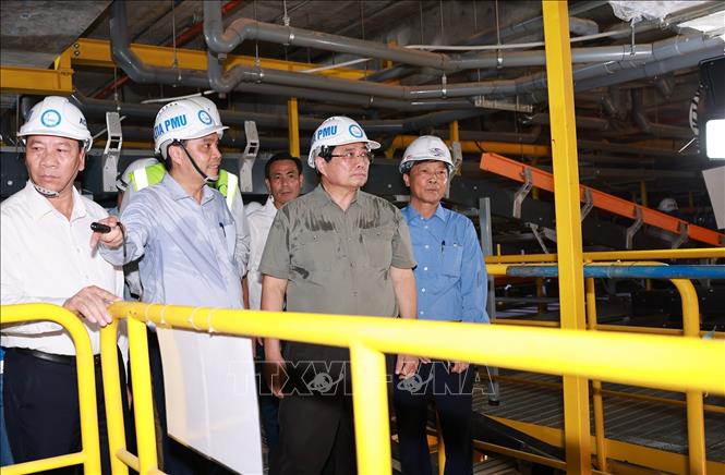 Thủ tướng Phạm Minh Chính kiểm tra tiến độ thi công đường băng vận chuyển hàng hoá của sân bay Long Thành. Ảnh: Dương Giang-TTXVN
