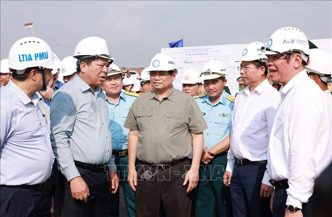 Thủ tướng Phạm Minh Chính kiểm tra tiến độ thi công Dự án Cảng hàng không quốc tế Long Thành. Ảnh: Dương Giang-TTXVN
