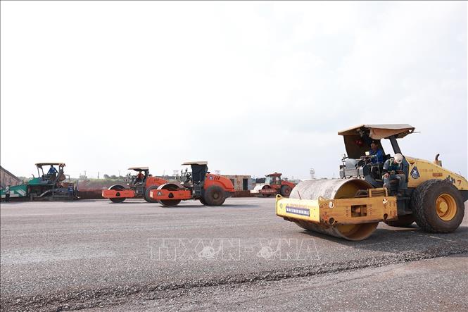 Các đơn vị triển khai thi công đường băng cất, hạ cánh của sân bay Long Thành. Ảnh: Dương Giang-TTXVN

