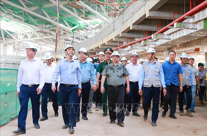 Thủ tướng Phạm Minh Chính kiểm tra tiến độ thi công Dự án Cảng hàng không quốc tế Long Thành. Ảnh: Dương Giang-TTXVN