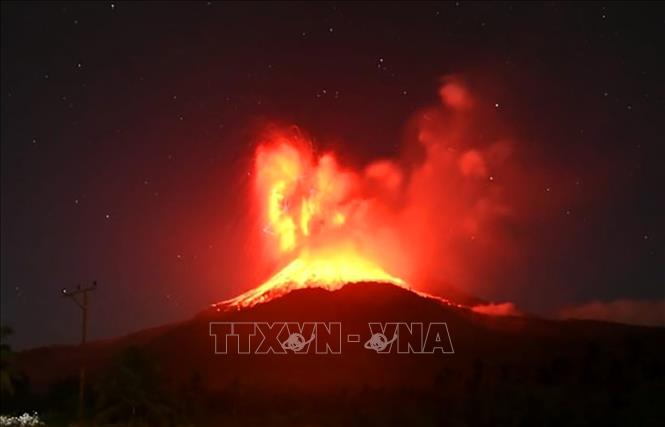 Trung tâm giảm nhẹ thiên tai địa chất và núi lửa Indonesia cung cấp hình ảnh núi lửa Lewotobi Laki Laki phun trào dữ dội tại East Nusa Tenggara, ngày 1/8/2025. Ảnh: THX/TTXVN