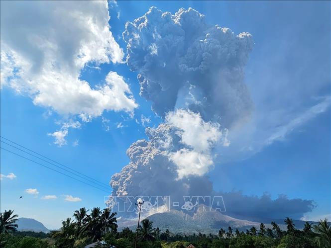 Trung tâm giảm nhẹ thiên tai địa chất và núi lửa Indonesia cung cấp hình ảnh núi lửa Lewotobi Laki Laki phun tro bụi tại East Nusa Tenggara, ngày 7/7/2025. Ảnh: THX/TTXVN