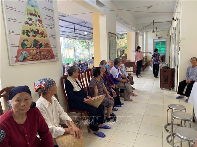 Người dân đến khám tại Trạm Y tế Kim Thành số 1. Ảnh: Mạnh Minh – TTXVN