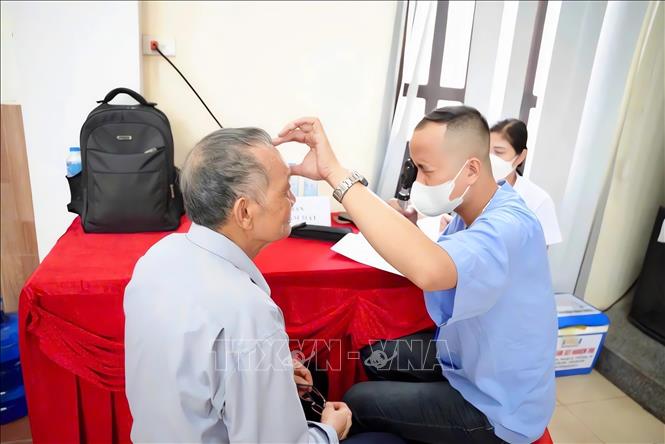 Trạm Y tế Lê Thanh Nghị 2 phối hợp với Trung tâm Y tế Hải Dương khám, chữa bệnh cho các đối tượng người có công, thương binh và bệnh binh trên địa bàn. Ảnh: Mạnh Minh – TTXVN