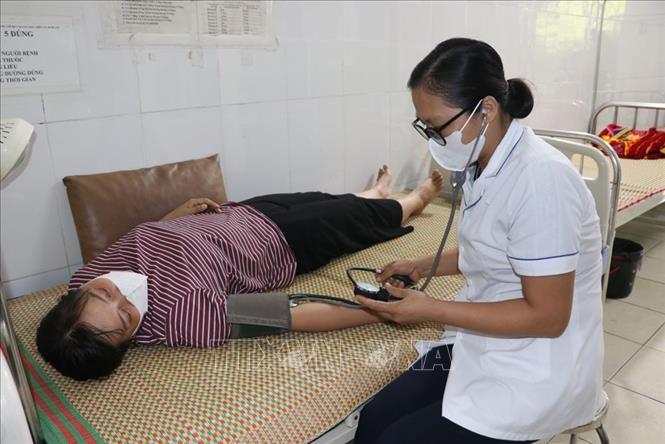 Người dân đến khám tại Trạm Y tế Kim Thành số 1. Ảnh: Mạnh Minh – TTXVN