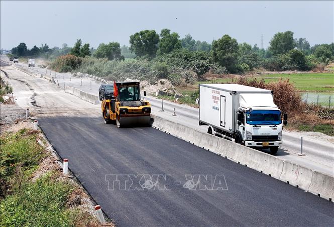 Dự án cải tạo, nâng cấp tuyến Lộ Tẻ - Rạch Sỏi hiện đạt 72% sản lượng thi công. Ảnh: Hồng Đạt - TTXVN
