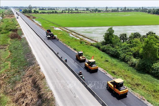 Dự án cải tạo, nâng cấp tuyến Lộ Tẻ - Rạch Sỏi dự kiến hoàn thành toàn bộ dự án trong tháng 9/2025. Ảnh: Hồng Đạt - TTXVN
