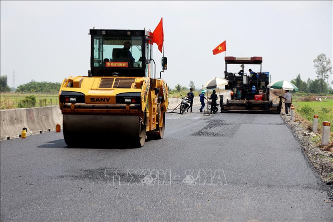 Thi công thảm bê tông nhựa dự án cải tạo, nâng cấp tuyến Lộ Tẻ - Rạch Sỏi. Ảnh: Hồng Đạt - TTXVN
