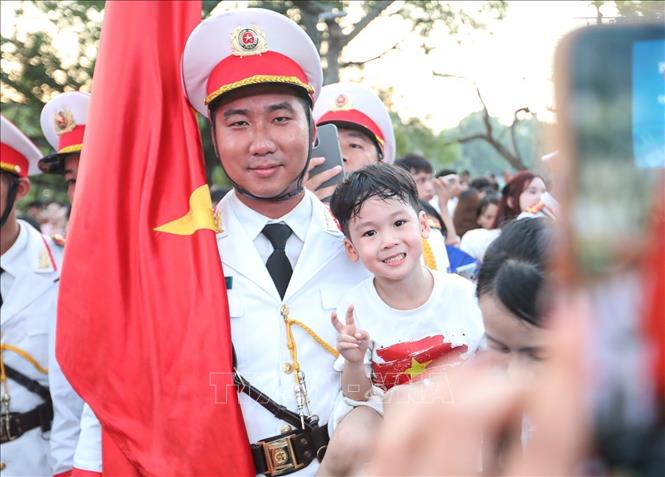 Người dân chụp ảnh với các chiến sĩ Cảnh vệ. Ảnh: Khánh Hoà - TTXVN
