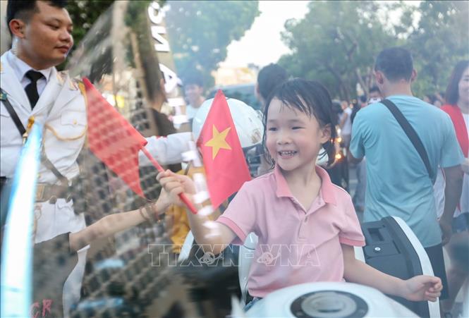 Nhiều em nhỏ háo hức mới màn biểu dương lực lượng của các chiến sĩ Công an. Ảnh: Khánh Hoà - TTXVN