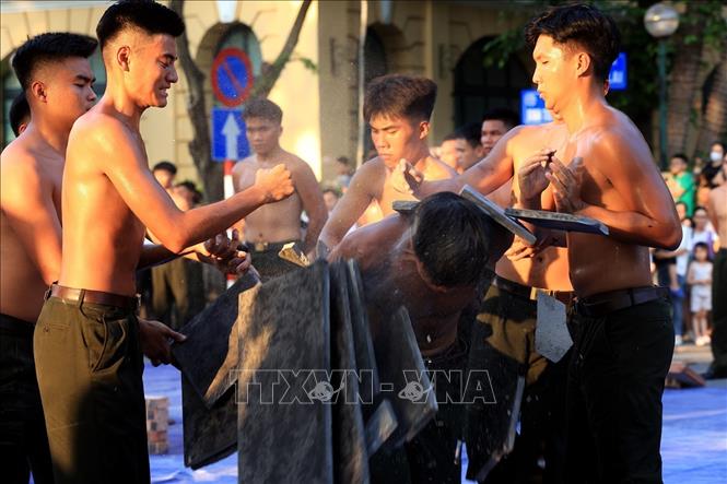Biểu diễn màn thiết đầu công. Ảnh: Tuấn Anh - TTXVN