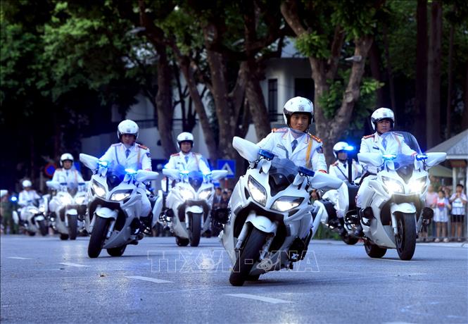 Biểu diễn đội hình xe mô tô di chuyển zích zắc có cột tiêu. Ảnh: Tuấn Anh - TTXVN