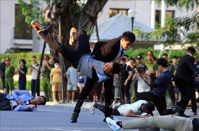 Biểu diễn sử dụng dây chiến thuật xử lý tình huống bảo vệ yếu nhân. Ảnh: Tuấn Anh - TTXVN