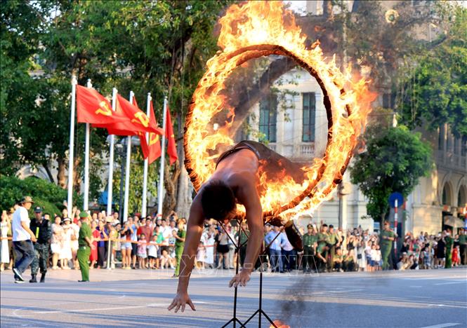 Màn biểu diễn nhảy qua vòng lửa. Ảnh: Tuấn Anh - TTXVN