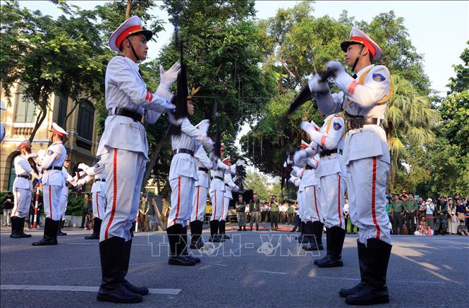 Đội hình biểu diễn múa súng. Ảnh: Tuấn Anh - TTXVN