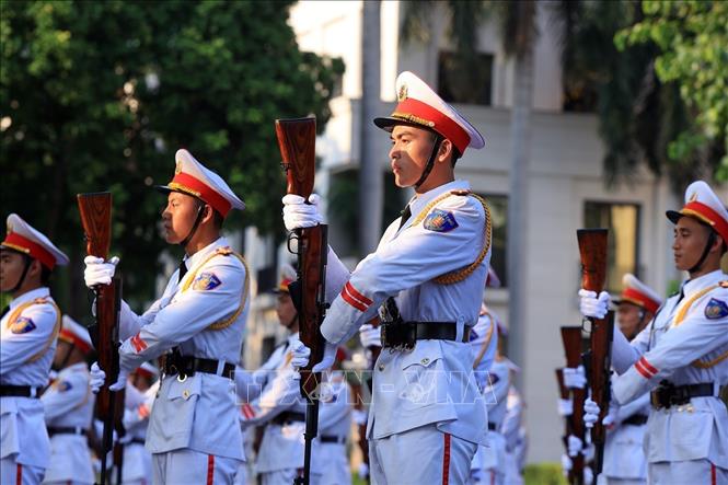 Các chiến sĩ trong đội hình biểu diễn múa súng. Ảnh: Tuấn Anh - TTXVN