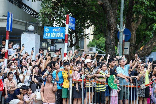 Mặc dù thời tiết Hà Nội nắng nóng nhưng rất đông người dân đổ về khu vực quanh hồ Hoàn Kiếm để theo dõi màn biểu dương lực lượng của các chiến sĩ Cảnh vệ. Ảnh: Khánh Hoà - TTXVN
