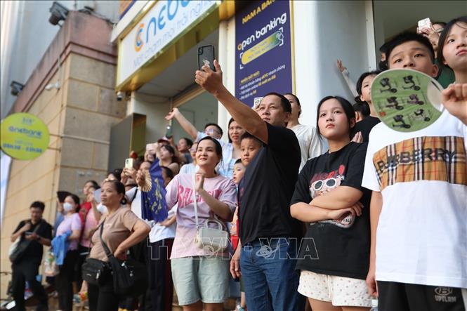 Mặc dù thời tiết Hà Nội nắng nóng nhưng rất đông người dân đổ về khu vực quanh hồ Hoàn Kiếm để theo dõi màn biểu dương lực lượng của các chiến sĩ Công an. Ảnh: Khánh Hoà - TTXVN