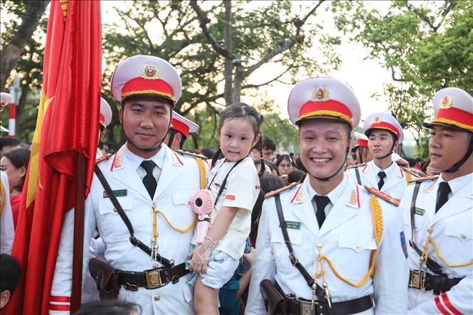 Người dân chụp ảnh với các chiến sĩ Cảnh vệ. Ảnh: Khánh Hoà - TTXVN
