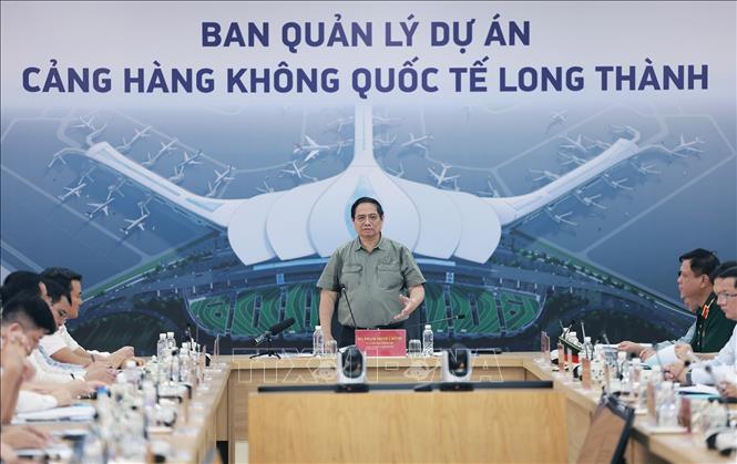 Thủ tướng Phạm Minh Chính làm việc với các nhà thầu và đơn vị thi công Dự án Cảng hàng không quốc tế Long Thành. Ảnh: Dương Giang-TTXVN