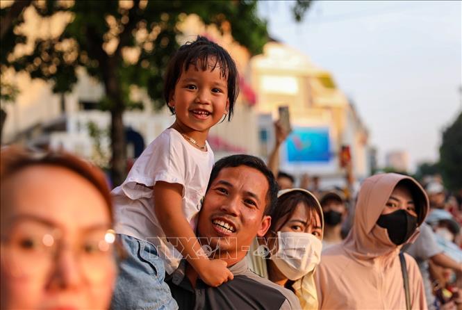 Em nhỏ háo hức mới màn biểu dương lực lượng của các chiến sĩ Cảnh vệ. Ảnh: Khánh Hoà - TTXVN