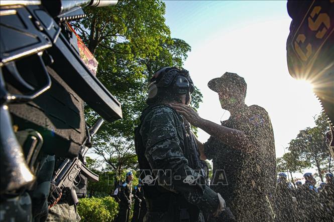 Phun nước làm mát cơ thể cho các chiến sĩ dưới thời tiết nắng nóng. Ảnh: Phạm Tuấn Anh - TTXVN