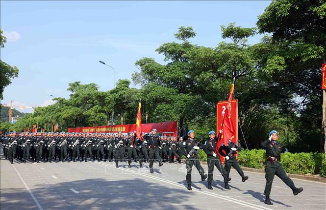 Khối nam sĩ quan gìn giữ hoà bình tham gia buổi hợp luyện tại Đại học Quốc gia Hà Nội. Ảnh: Phạm Kiên - TTXVN